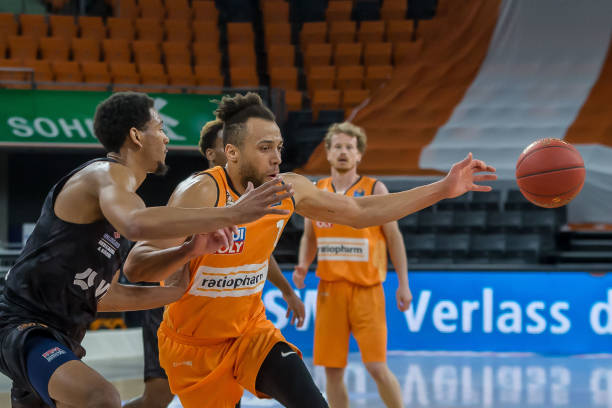 间的默契配 间的默契配